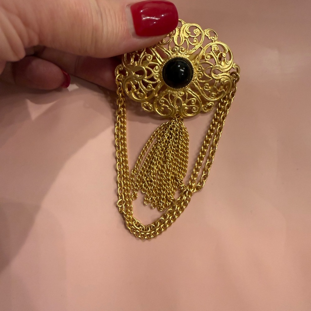 Elegant Gold Brooch with Black Accent - Picture 5 of 6